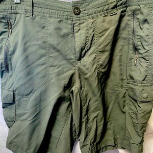 Columbia Hiking Shorts. Womens Size 10. Green Nylon Cargo